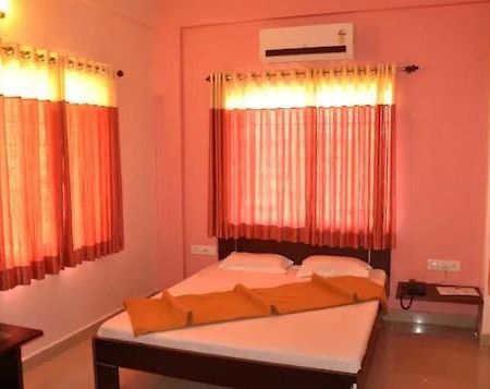 Hotel Mahakal Tulsi โสมนัส ภายนอก รูปภาพ